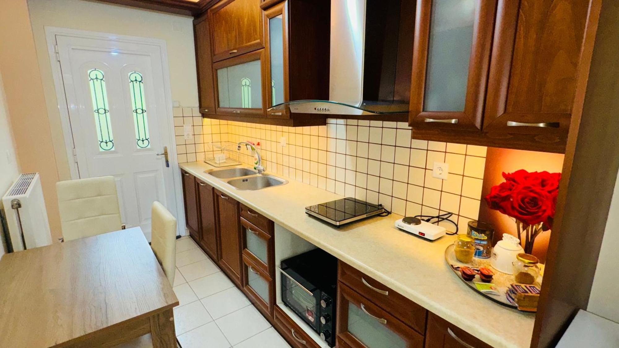 Petit House Under The Rocks Apartment Kalampáka Ngoại thất bức ảnh