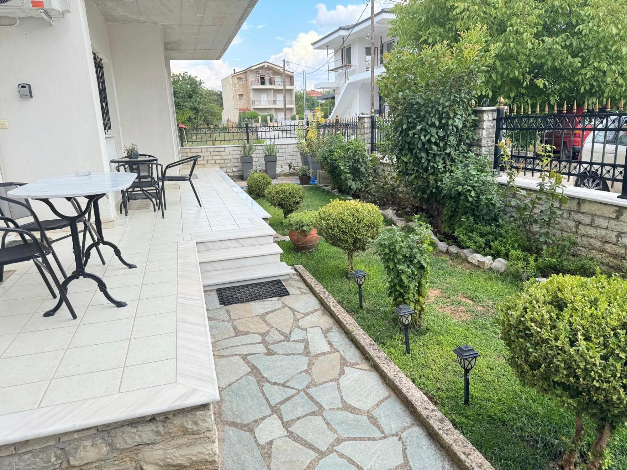 Petit House Under The Rocks Apartment Kalampáka Ngoại thất bức ảnh